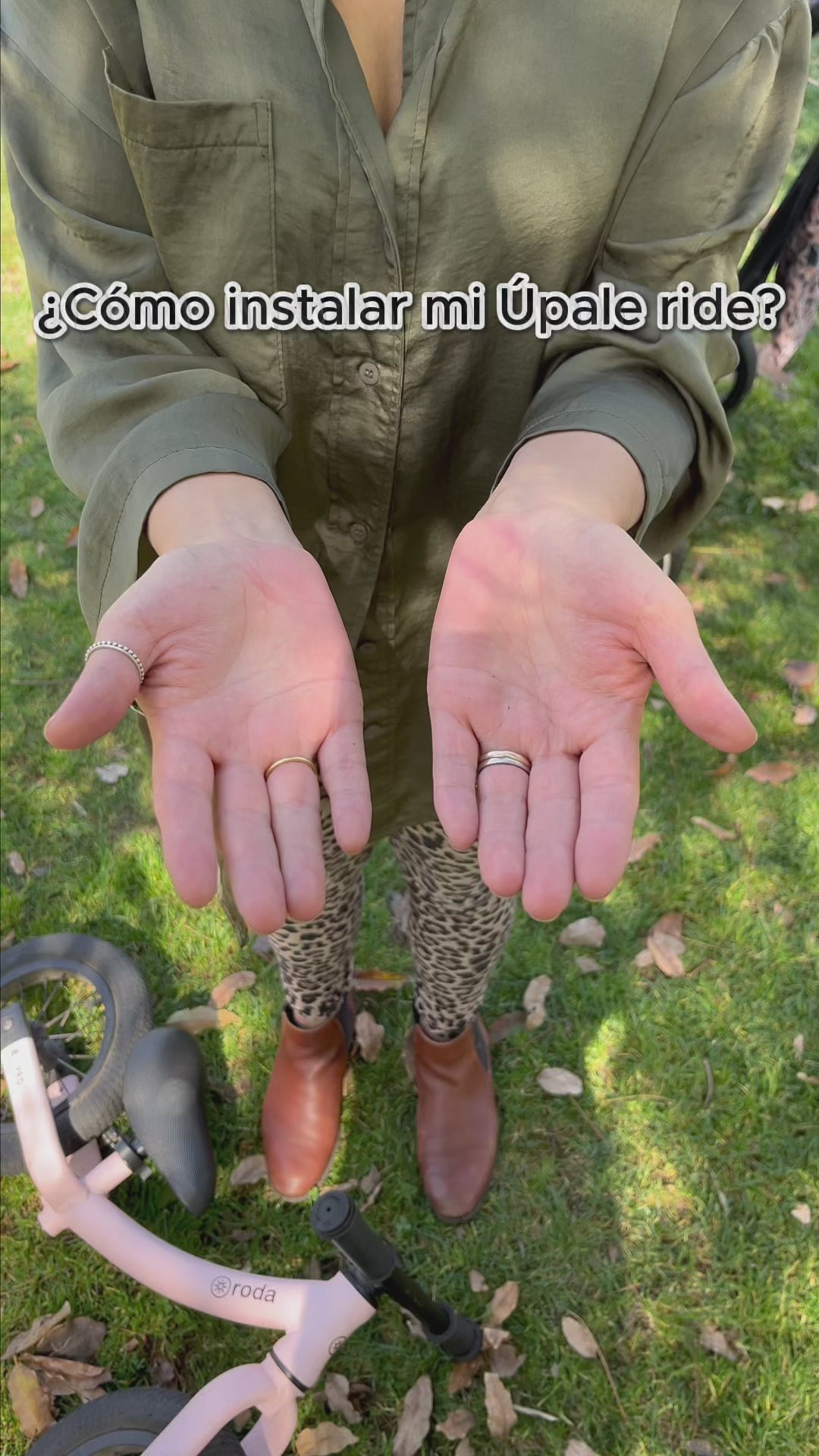 Cargar video: En este video te mostramos cómo instalar el accesorio Úpale Ride, diseñado para transportar el monopatín o la bicicleta de equilibrio en el coche de bebé de forma fácil y segura.Paso a paso, se ve cómo el accesorio se fija directamente al coche sin herramientas, quedando firme y estable para llevar la bici de equilibrio o el monopatín del niño sin cargarlos a mano. El video demuestra que el coche mantiene su estabilidad y maniobrabilidad, incluso con el accesorio instalado.Úpale Ride es una solución práctica para familias con niños pequeños que usan bicicleta de equilibrio o monopatín, ideal para paseos, trayectos urbanos y salidas diarias. Permite liberar las manos, moverse con comodidad y hacer los paseos más simples y ordenados.Compatible con la mayoría de coches de bebé, Úpale Ride es el complemento perfecto para padres y madres que buscan comodidad, seguridad y funcionalidad en sus paseos familiares.